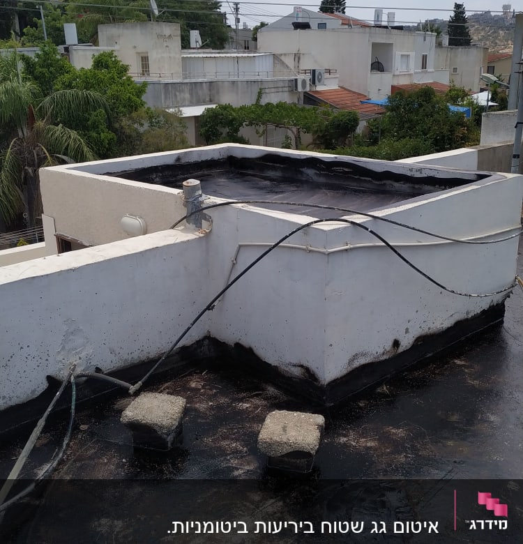 גג אטום בזפת עם בלוקים וחוטים